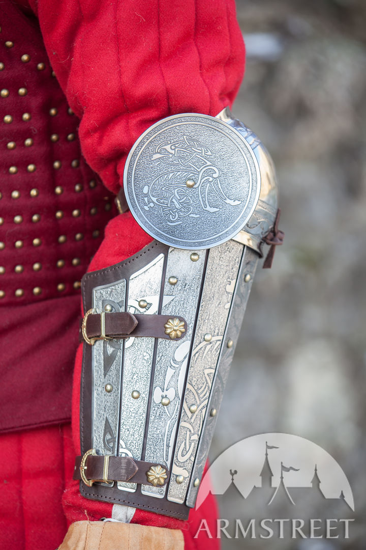Geschiente Unterarmschienen mit Ellbogenkacheln. Vorhanden in