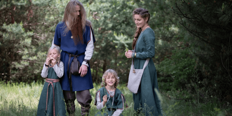 „Mittelalter Familie” - Kleidungskollektion für das Frühmittelalter