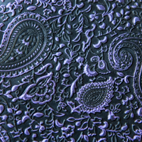 Schwarz und lila geprägtes Leder