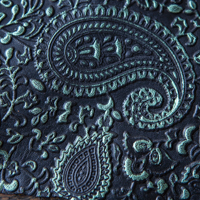 Schwarzgrünes geprägtes Leder