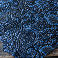 Schwarzblaues geprägtes Leder