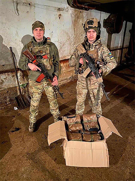 Lieferung unserer Feldtragen an die Front