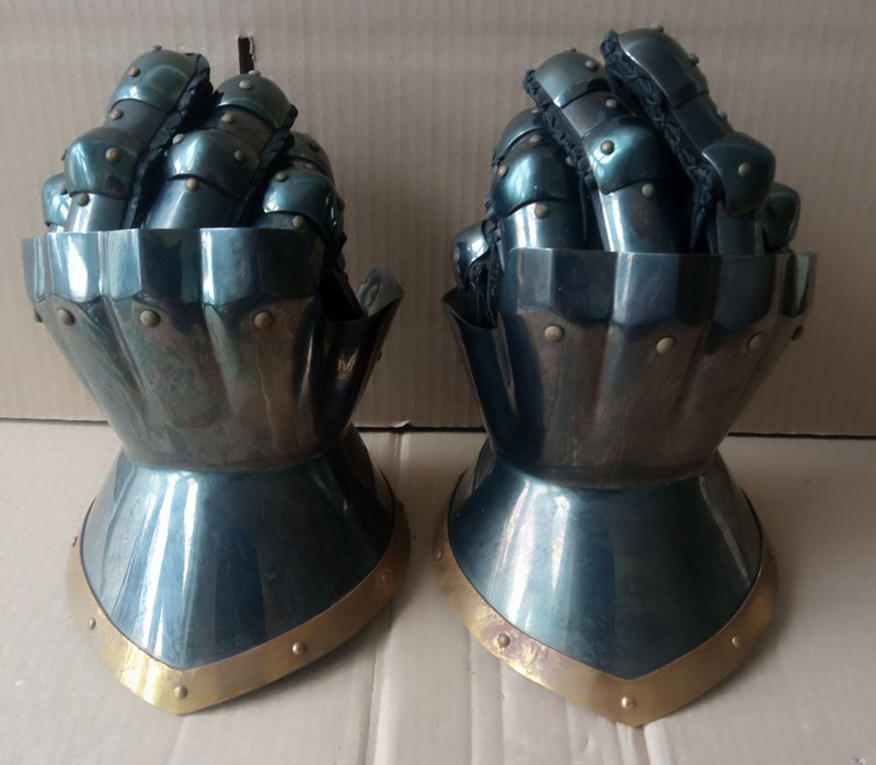 Sale&ldquo;The Wayward Knight&rdquo; Hourglass Finger Gauntlets
